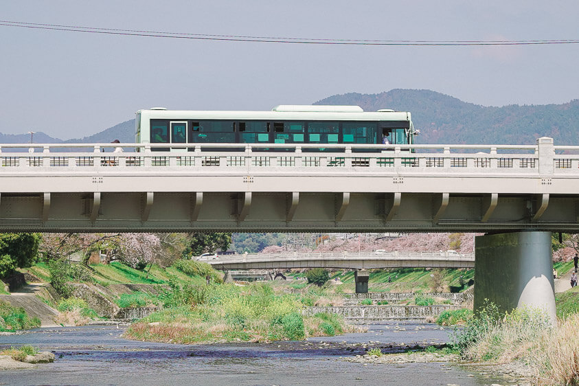 河合橋を渡る京都市バス