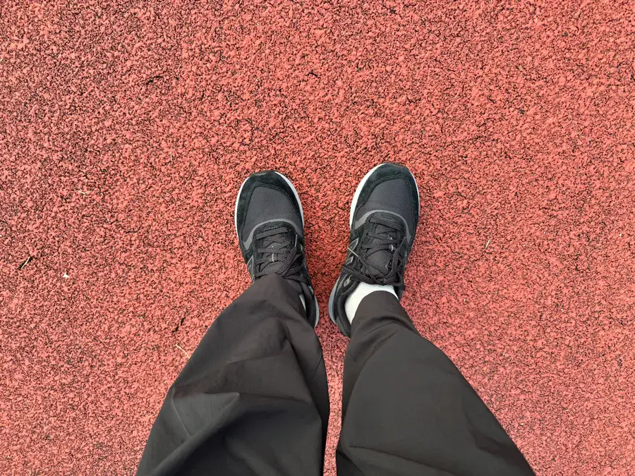ニューバランスMW880v7BB7ブラックを履いて上から見たところ