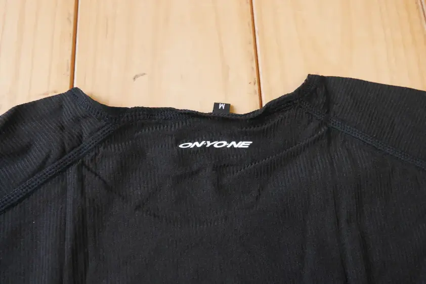 オンヨネ・ブレステックPPショートスリーブ後ろ側上のロゴ