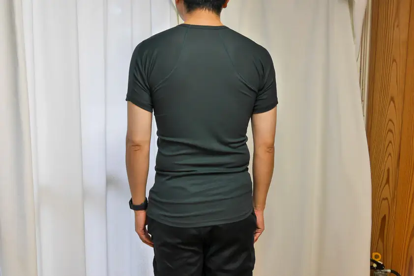 ファイントラックのドライレイヤーウォームTを着たところ　後ろ