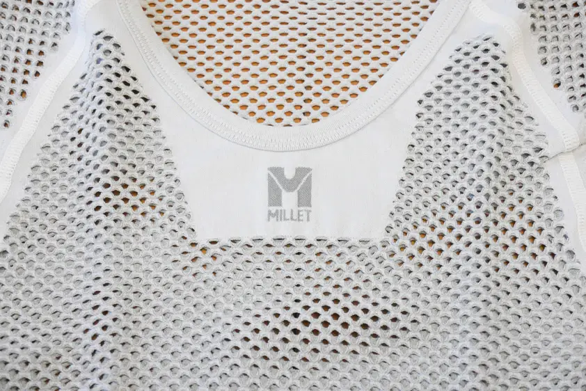 ドライナミックメッシュショートスリーブ　ライトグレー　S/Mサイズ　胸のアップ