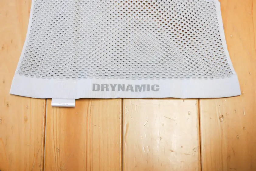 ドライナミックメッシュショートスリーブ　ライトグレー　S/Mサイズ　後ろの裾