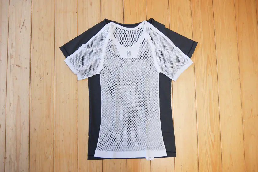 ミレードライナミックメッシュショートスリーブと黒の機能性インナーを比べたところ