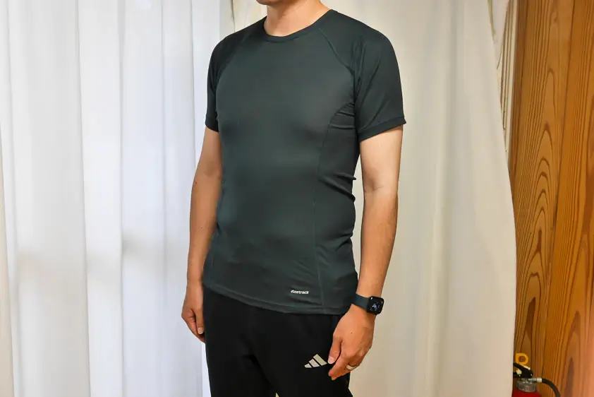 ファイントラックのドライレイヤーウォームTを着たところ　ななめ