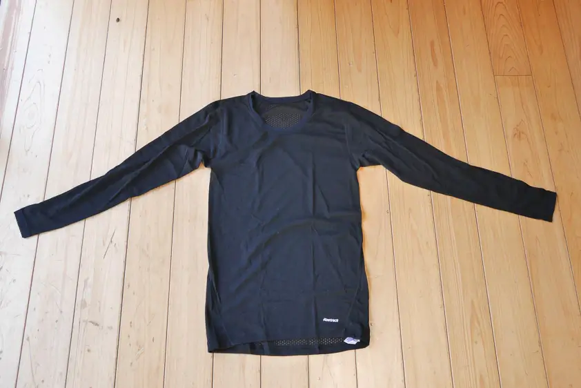 ファイントラックのドライレイヤーベーシック・ロングスリーブ 床に置いたところ 正面