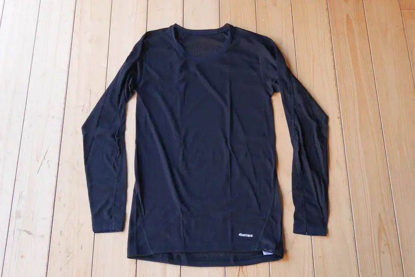 ファイントラックのドライレイヤーベーシック・ロングスリーブ 床に置いたところ 正面 腕部分をきれいに