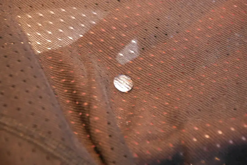 ファイントラックのドライレイヤーベーシック・ロングスリーブの生地の薄さと撥水