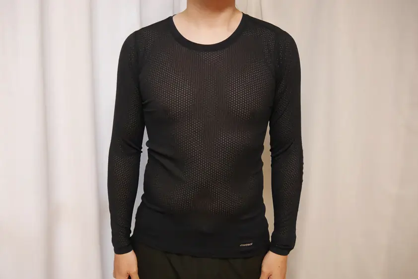 ファイントラックのドライレイヤーベーシック・ロングスリーブを着用したところ 正面