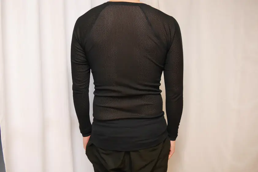 ファイントラックのドライレイヤーベーシック・ロングスリーブを着用したところ 背面