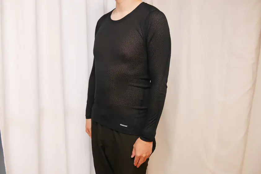 ファイントラックのドライレイヤーベーシック・ロングスリーブを着用したところ 前ななめ