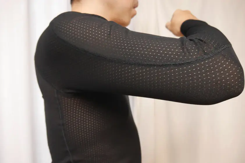 ファイントラックのドライレイヤーベーシック・ロングスリーブを着用した腕部分