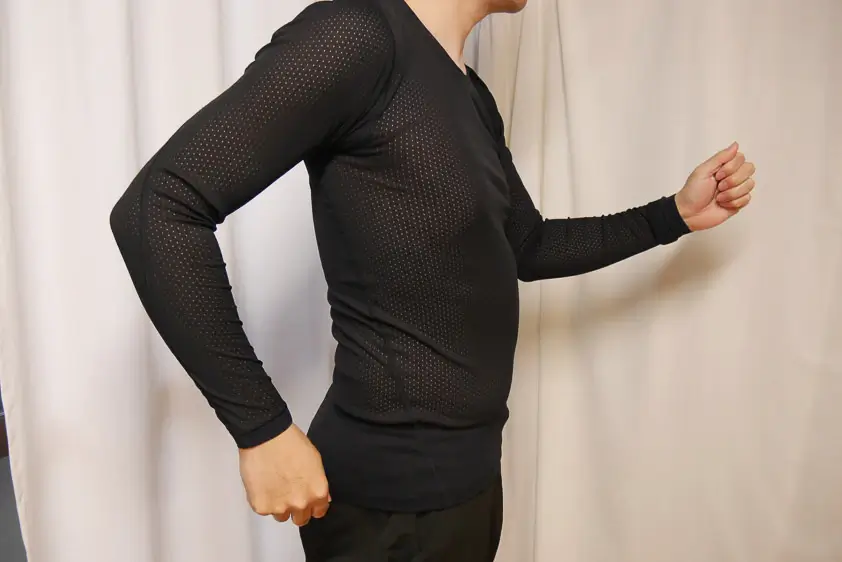 ファイントラックのドライレイヤーベーシック・ロングスリーブを着用して腕振りをしているところ