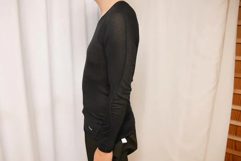 ファイントラックのドライレイヤーベーシック・ロングスリーブを着用したところ 横