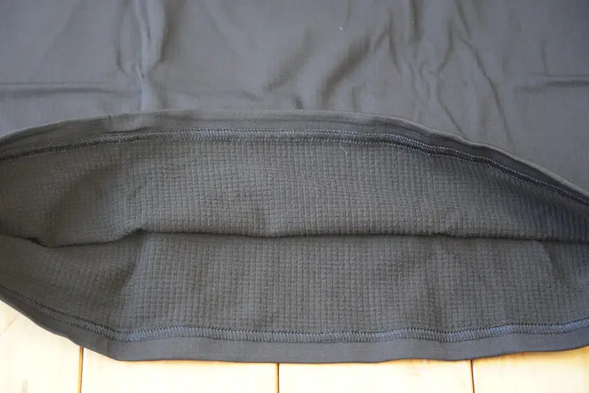 デュアリグ・ドライウォームインナー長袖クルーネック　裏地はグリッド構造