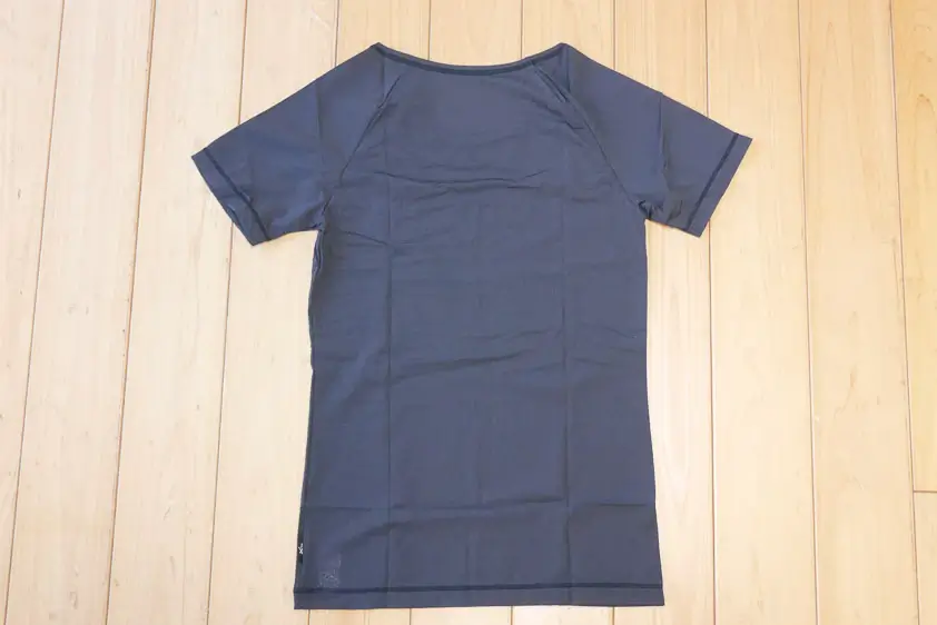 CW-X汗対策インナー半袖の後ろ側