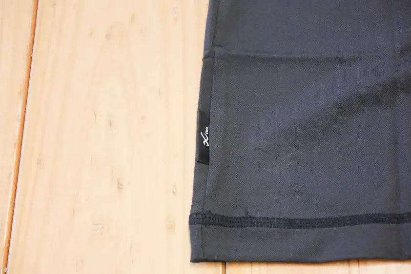 CW-X汗対策インナー半袖　表側のロゴタグ