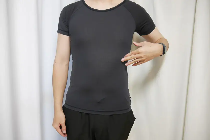 CW-X汗対策インナー半袖を着たところ　前2