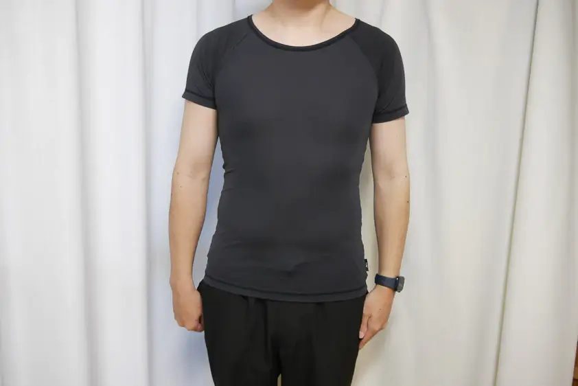 CW-X汗対策インナー半袖を着たところ　前