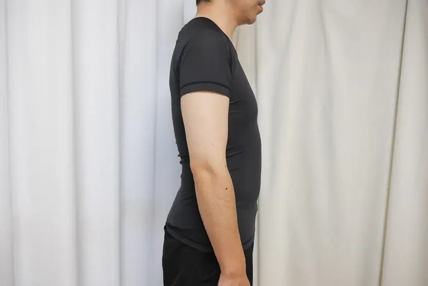 CW-X汗対策インナー半袖を着たところ　横