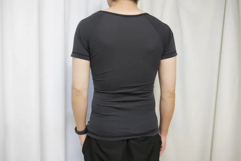 CW-X汗対策インナー半袖を着たところ　後ろ