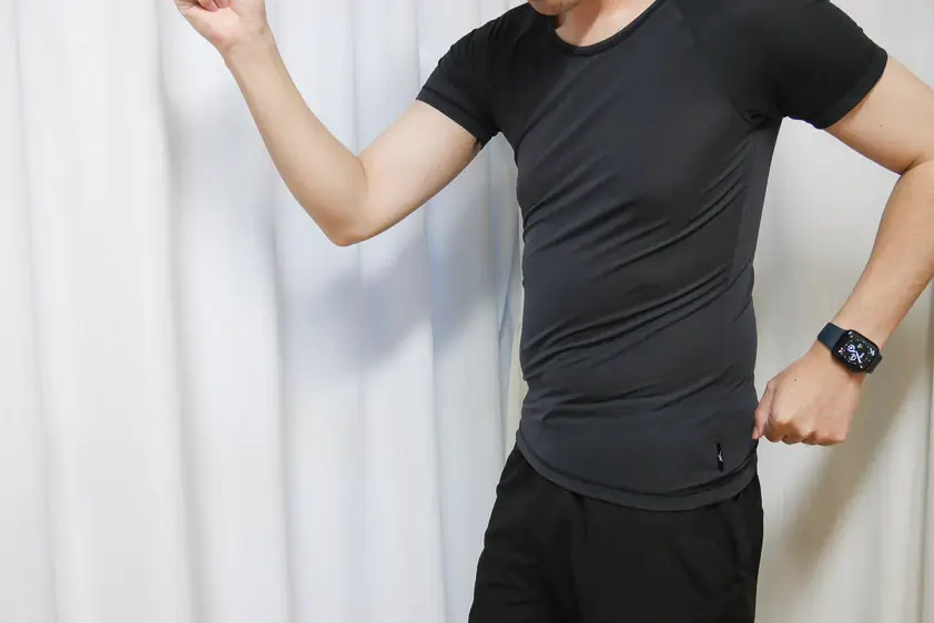 CW-X汗対策インナー半袖を着て腕を動かしたところ