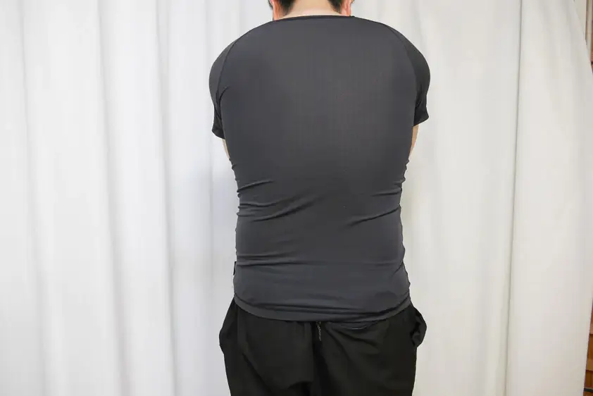 CW-X汗対策インナー半袖を着たところ　背中側の生地もしっかり伸びる